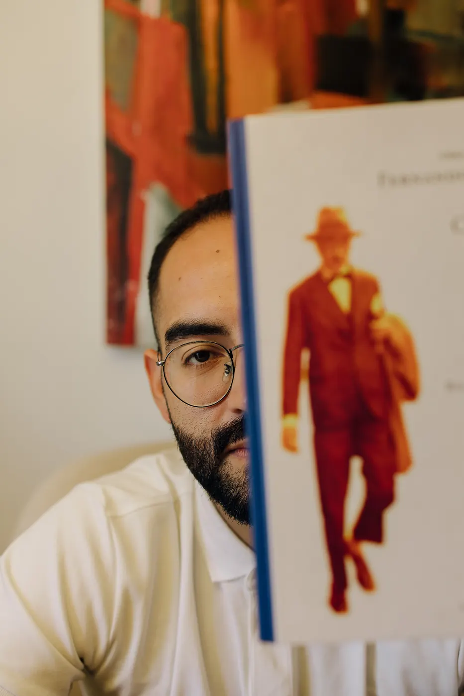 Dr. Ariosto Ribeiro segurando um livro de Fernando Pessoa diante do rosto