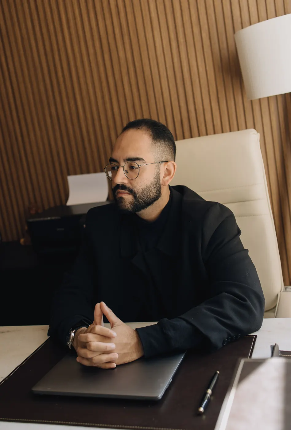 Dr. Ariosto Ribeiro à mesa do consultório, em Belo Horizonte