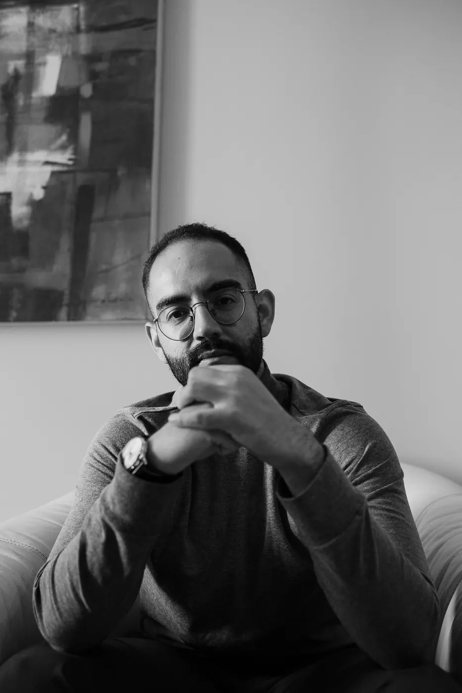 Retrato em preto e branco do Dr. Ariosto Ribeiro, pensativo