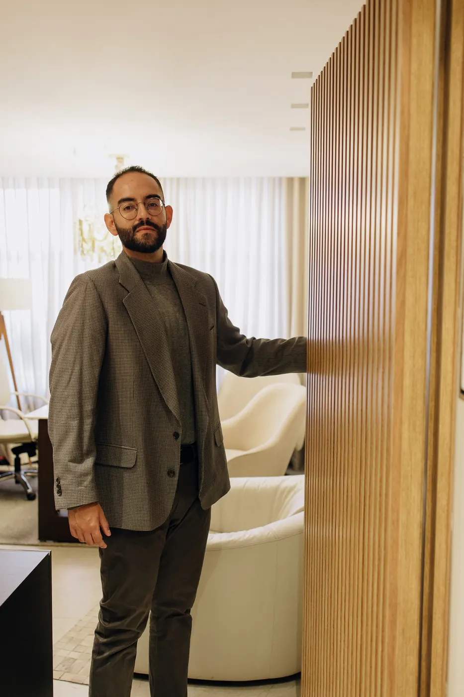 Dr. Ariosto Ribeiro de pé, à porta do consultório