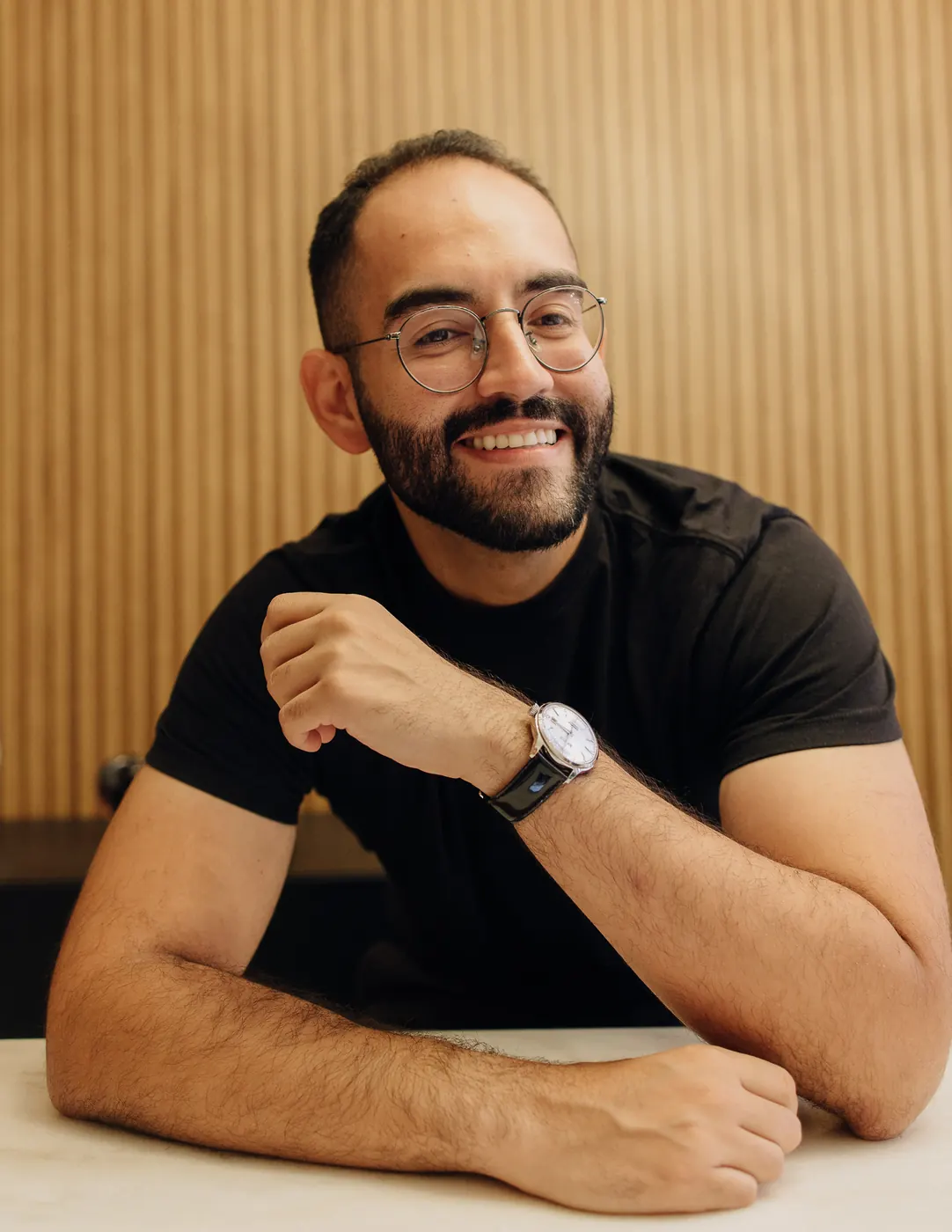 Dr. Ariosto Ribeiro sorrindo, à mesa do consultório