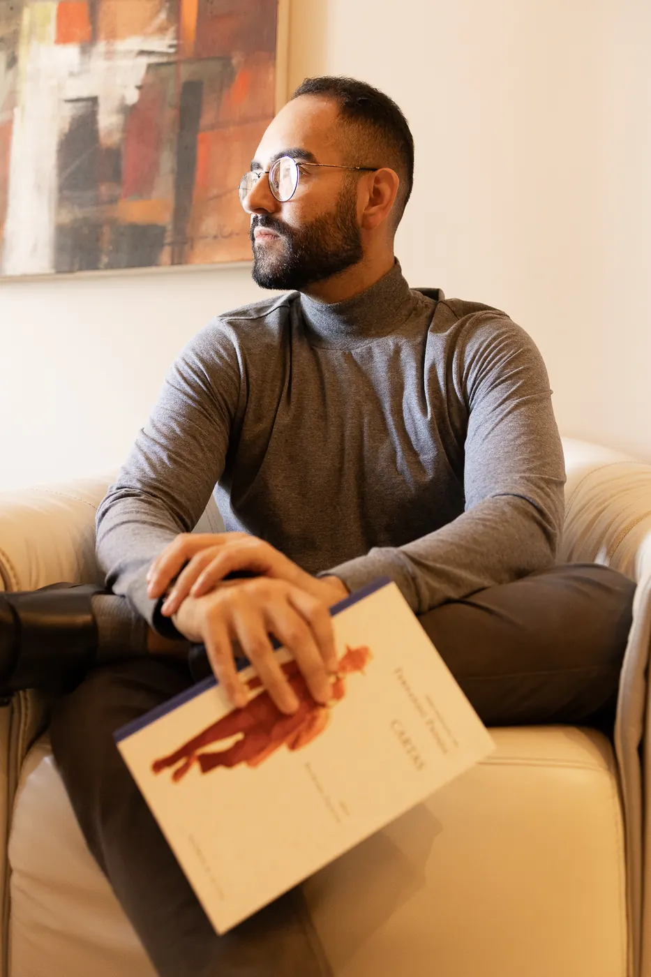 Dr. Ariosto Ribeiro com um livro de Fernando Pessoa, no consultório